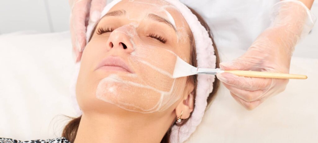 Améliorer l’éclat de son visage avec le peeling | Dr Heyfa Ben Youssef | Paris