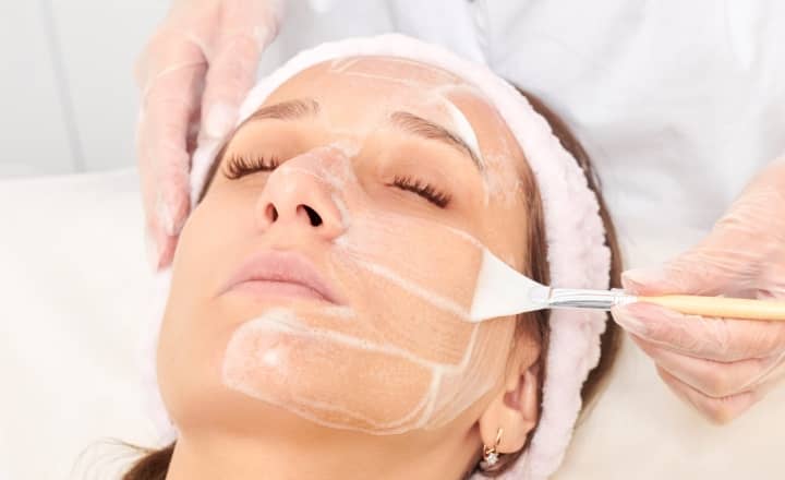 Améliorer l’éclat de son visage avec le peeling | Dr Heyfa Ben Youssef | Paris