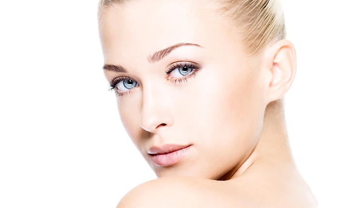 Jolie photo de profile du visage d'une jeune femme | Rhinoplastie médicale | Dr Ben Youssef Paris
