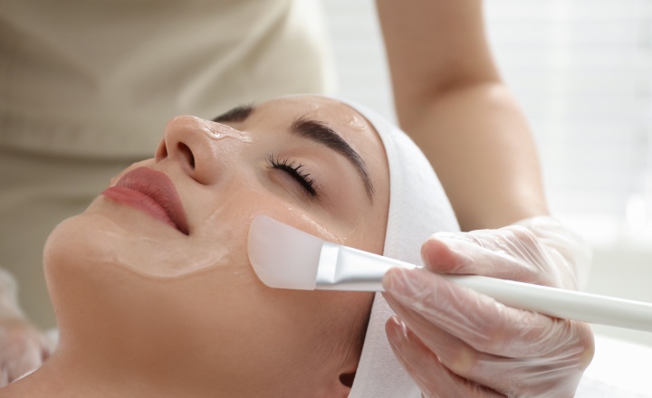 Le peeling du visage pour lutter contre l’acné : est-ce efficace ? | Dr Heyfa Ben Youssef | Paris