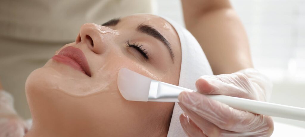 Le peeling du visage pour lutter contre l’acné : est-ce efficace ? | Dr Heyfa Ben Youssef | Paris