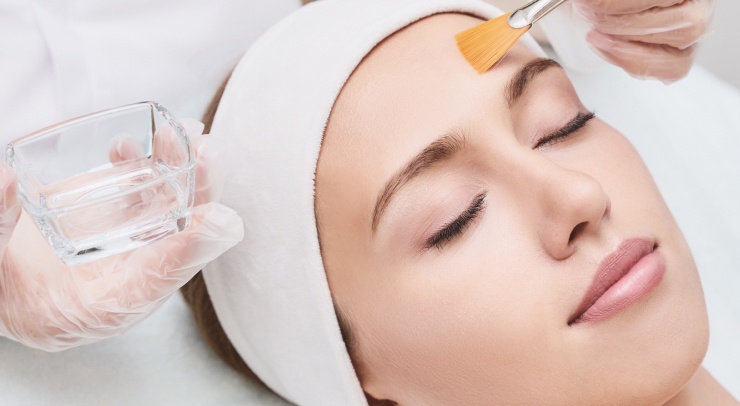 Photo du visage d'une femme reçevant des soins esthétiques pour son front | Peeling | Dr Ben Youssef Paris